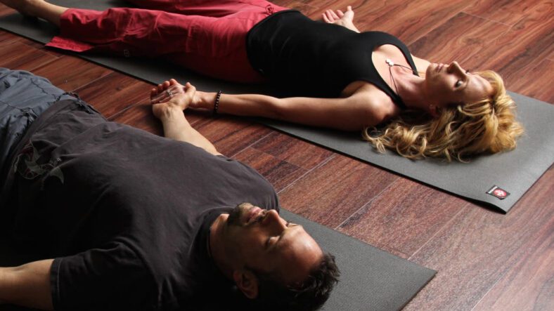 Cum poti utiliza yoga pentru a construi si consolida increderea in partenerul tau